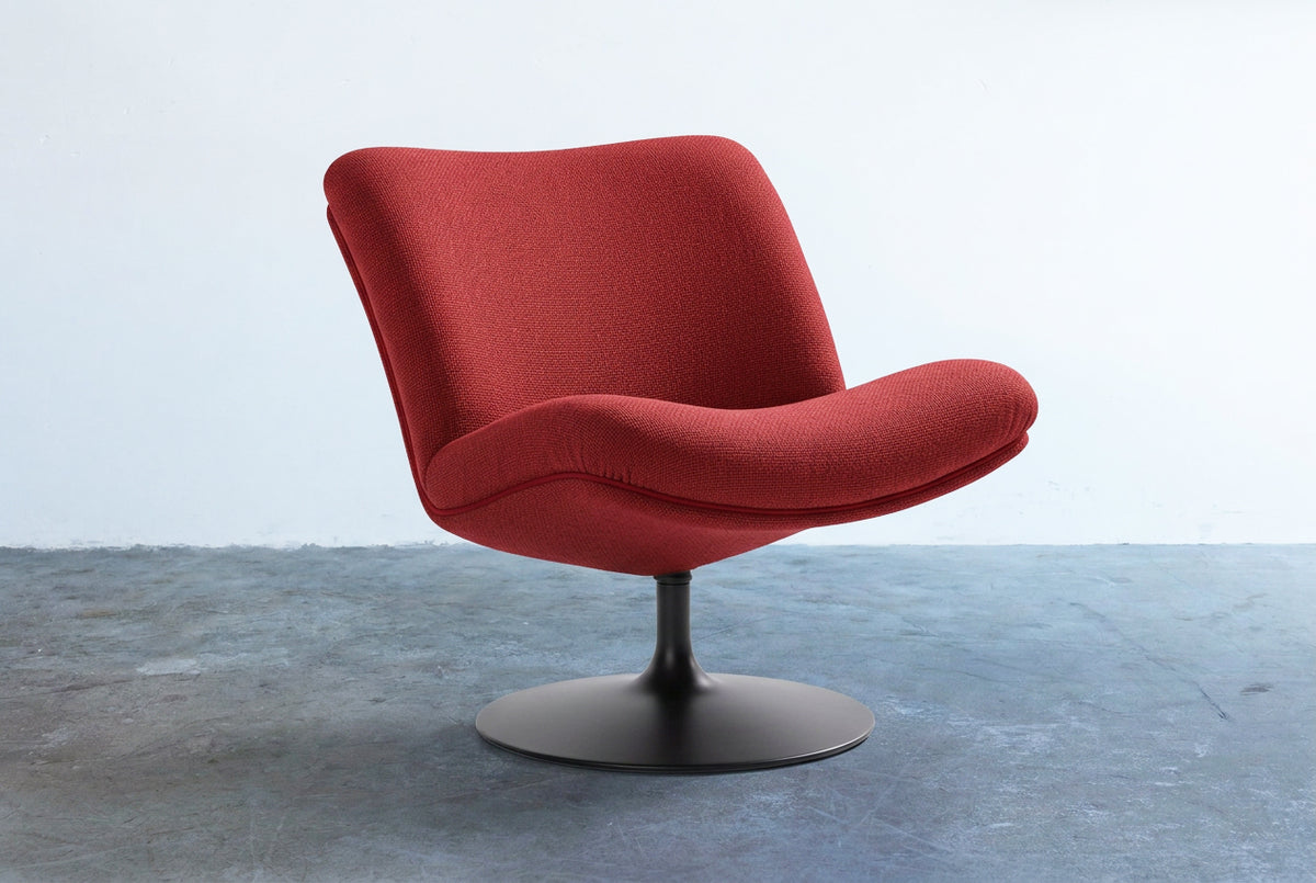 Artifort F504 fauteuil professioneel herstoffeerd met nieuwe meubelstof door Artifort Stofferen, met behoud van het originele design.